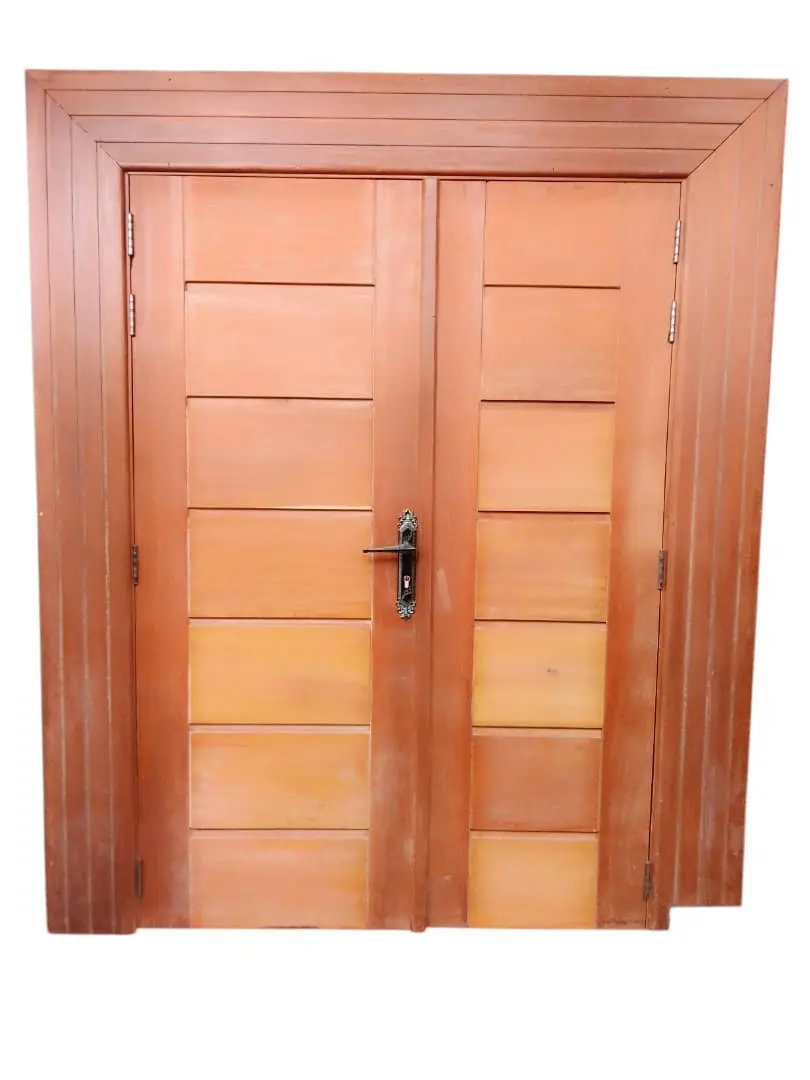 porte-en-bois-2-battants-blindees_268-42397