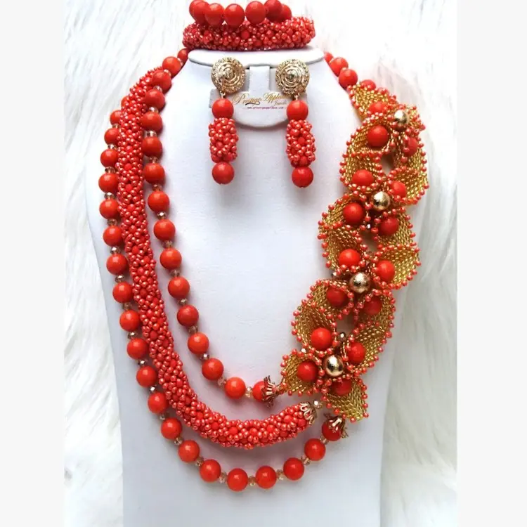 collier-traditionnel_380-42607